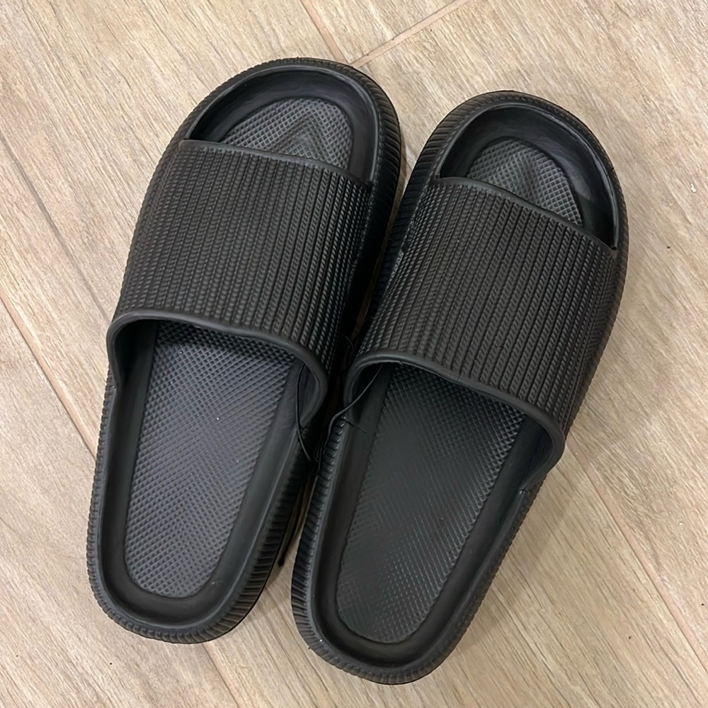 NWT Slides UNISEX